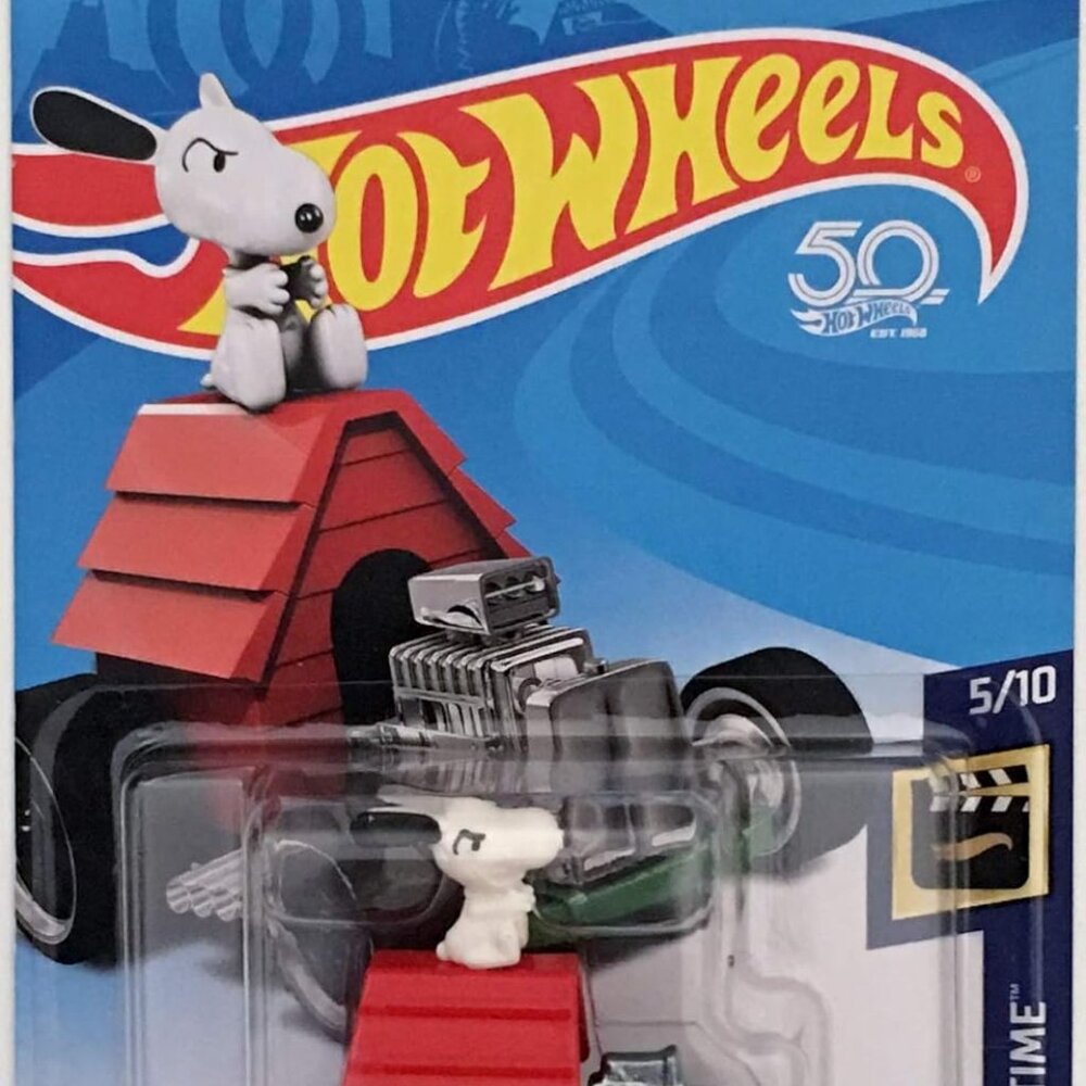 Hot Wheels Snoopy 4/10 Diecast Toy Car for Kids - Scale Replica of Classic Enter